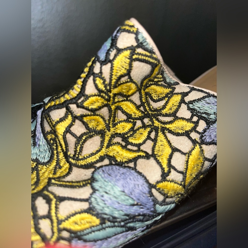 Beautiful Embroidered slides - Picture 6 of 13